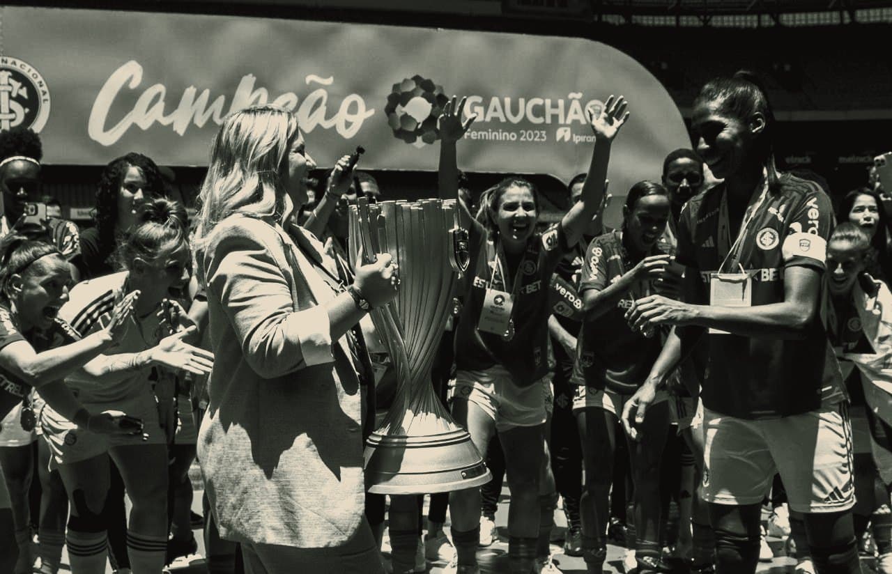 Carla Larini entregando a taça do Campeonato Gaúcho Feminino Ipiranga de 2023