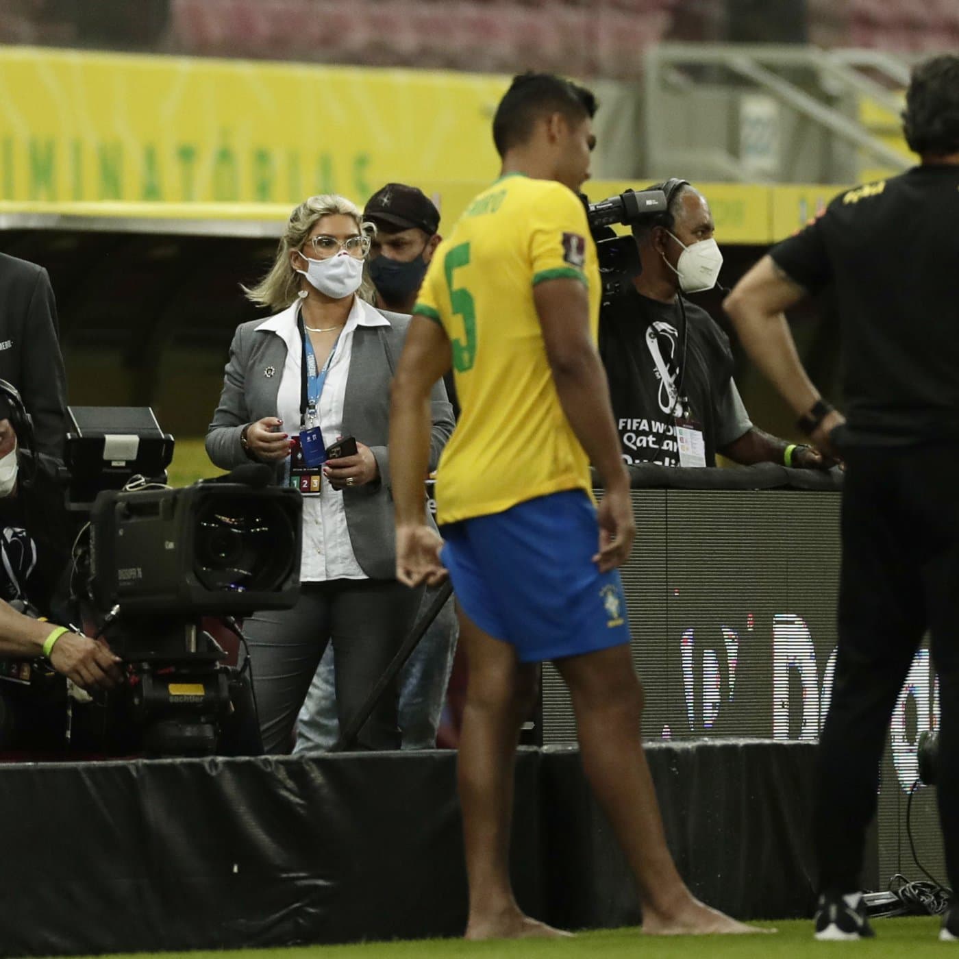 Carla Larini à beira do gramado durante um jogo da Seleção Brasileira